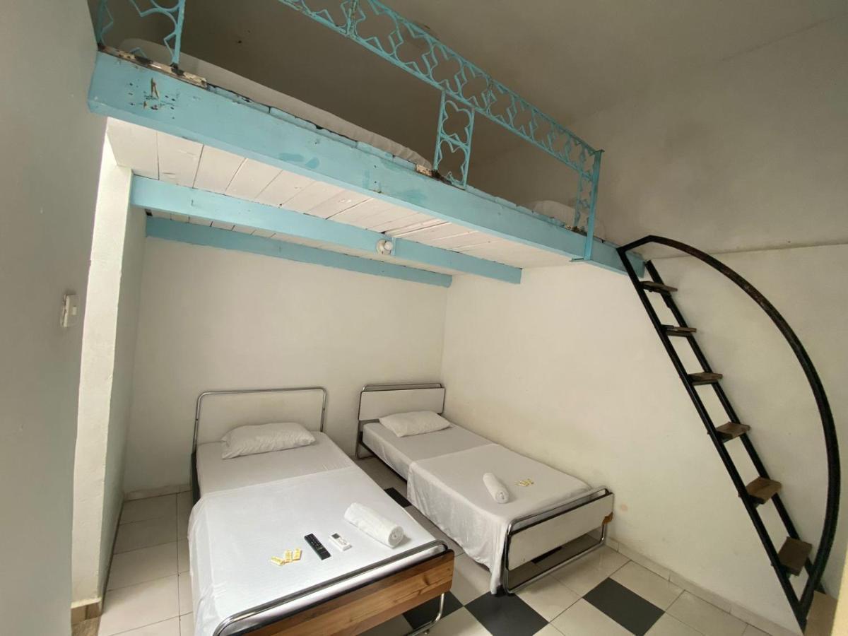 Petronio'S Hostel Cali Exterior photo